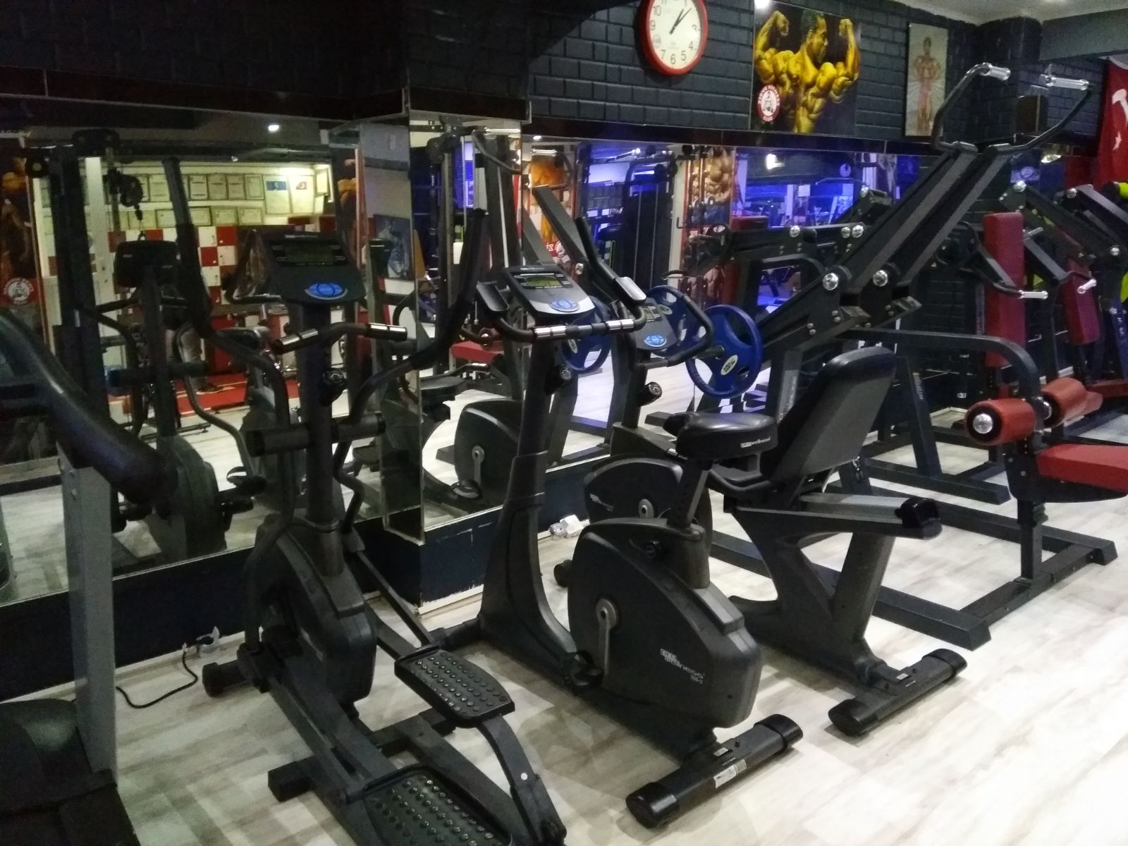 Zirve Fitness Club'den Kareler (1. Şubemiz) Zirve Fitness Club'den Kareler (1. Şubemiz)